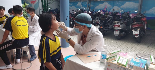 Trường THCS Hùng Vương tổ chức khám sức khỏe định kỳ đầu năm cho học sinh năm học 2025 - 2026